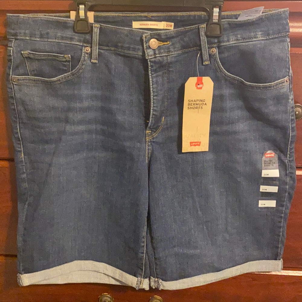 🎉Host Pick🎉Levi's Shaping Bermuda Shorts